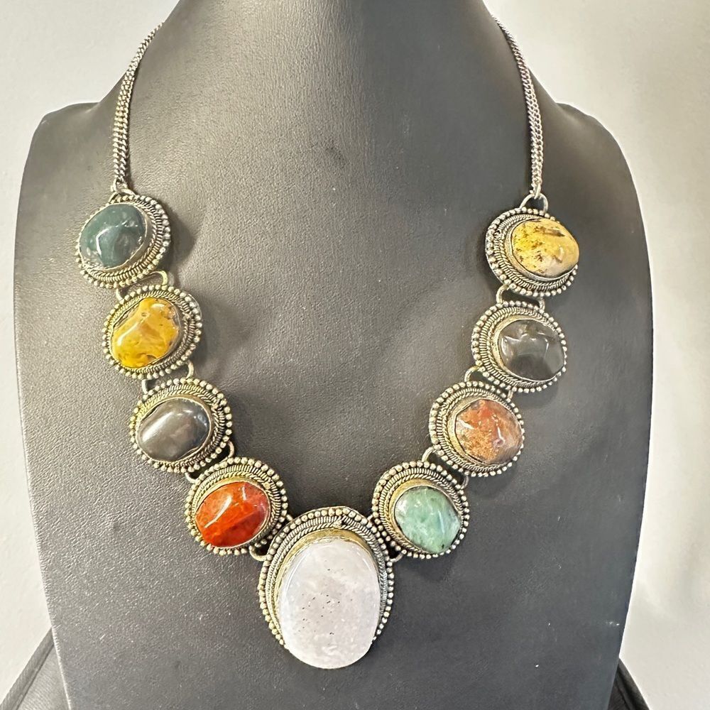 Stunning statement stone necklace‎ in silver tone metal!